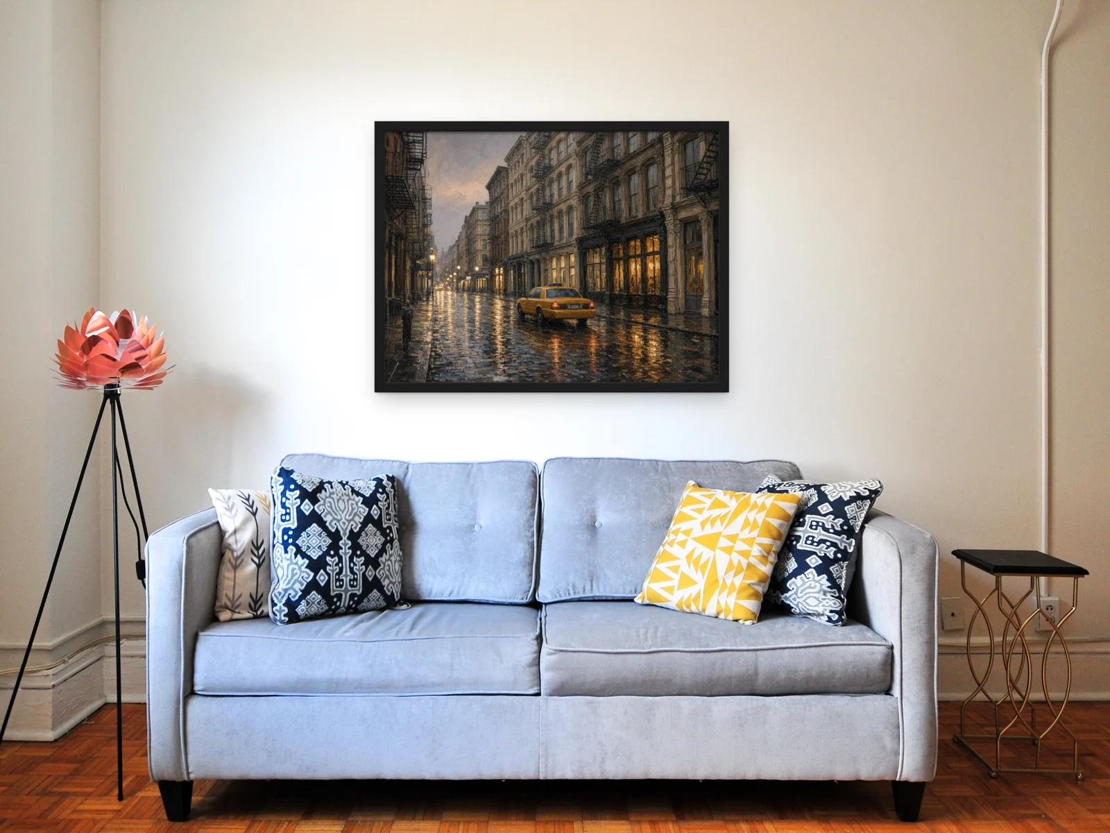 Quadro Chuva no SoHo com moldura preta mate numa sala de estar, por cima do sofá