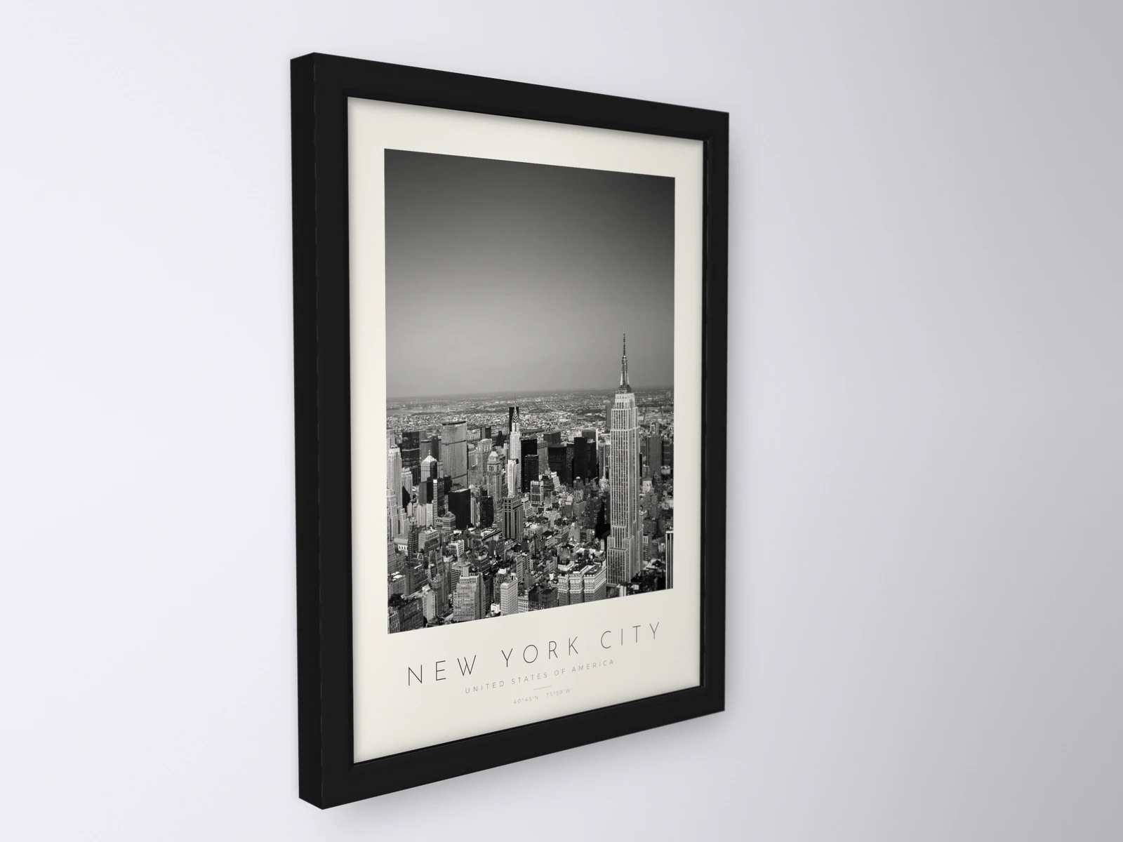Poster Nova Iorque – Empire State com moldura preta mate, visto em ângulo: pormenor da moldura e da impressão