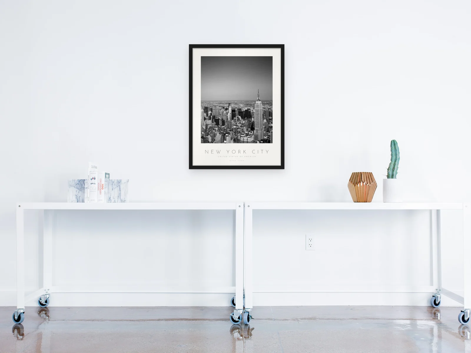 Poster Nova Iorque – Empire State com moldura preta mate numa entrada, por cima de uma consola branca