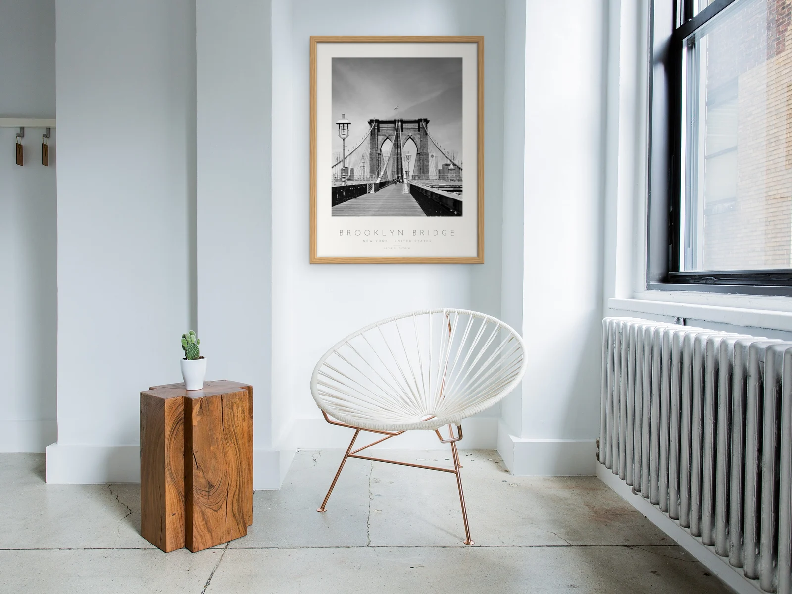 Poster Nova Iorque – Ponte de Brooklyn com moldura de carvalho num hall com banco de madeira