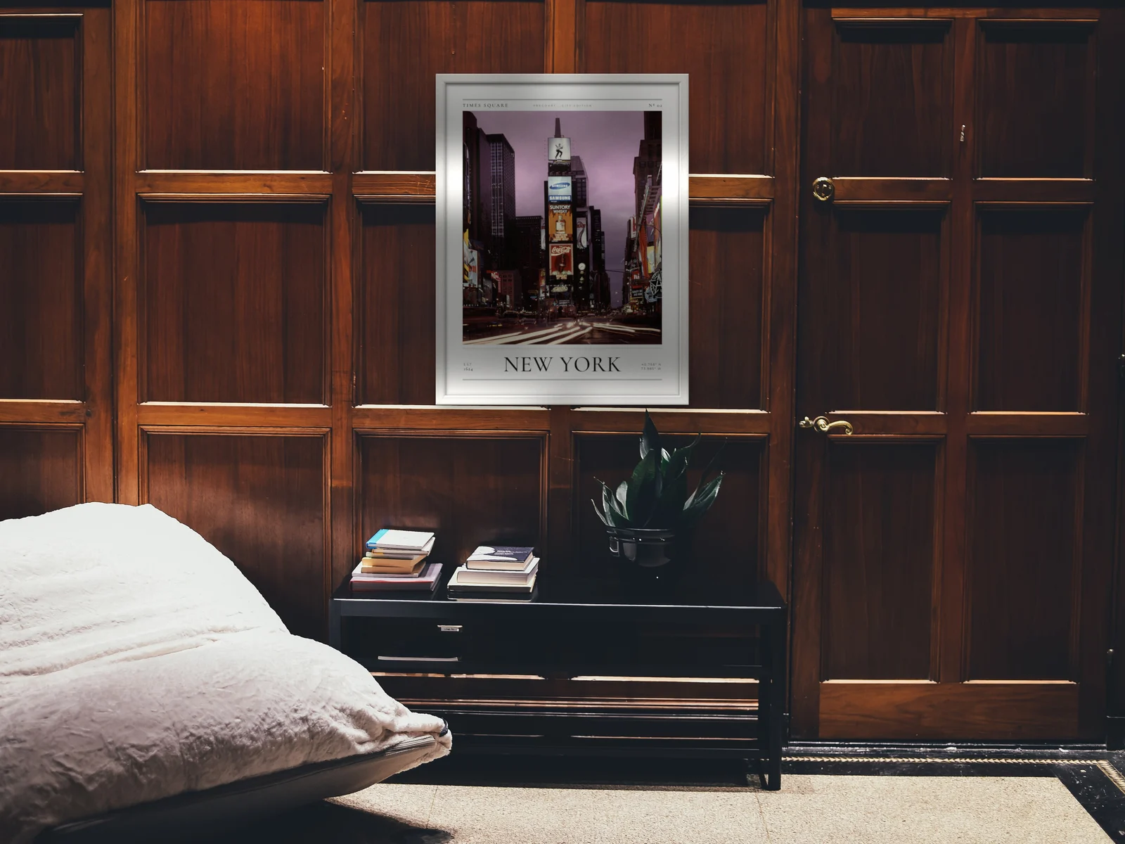 Poster Nova Iorque – Times Square com moldura branca numa sala com parede de madeira e móvel baixo