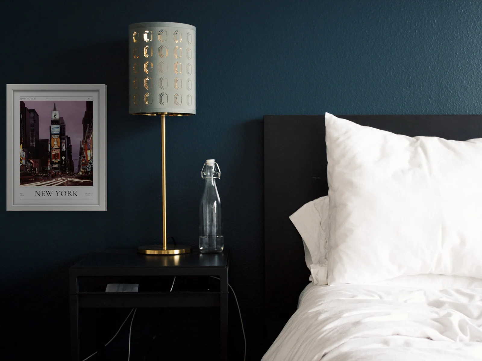 Poster Nova Iorque – Times Square com moldura branca num quarto de parede azul-noite