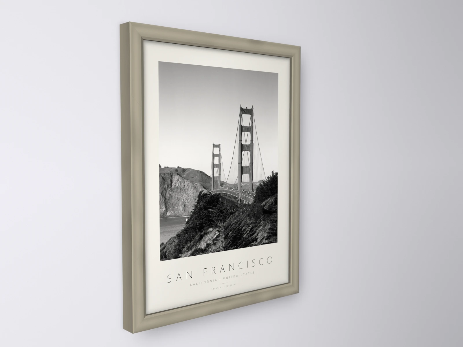 Poster São Francisco – Golden Gate com moldura prata vintage, visto em ângulo: pormenor da moldura e da impressão