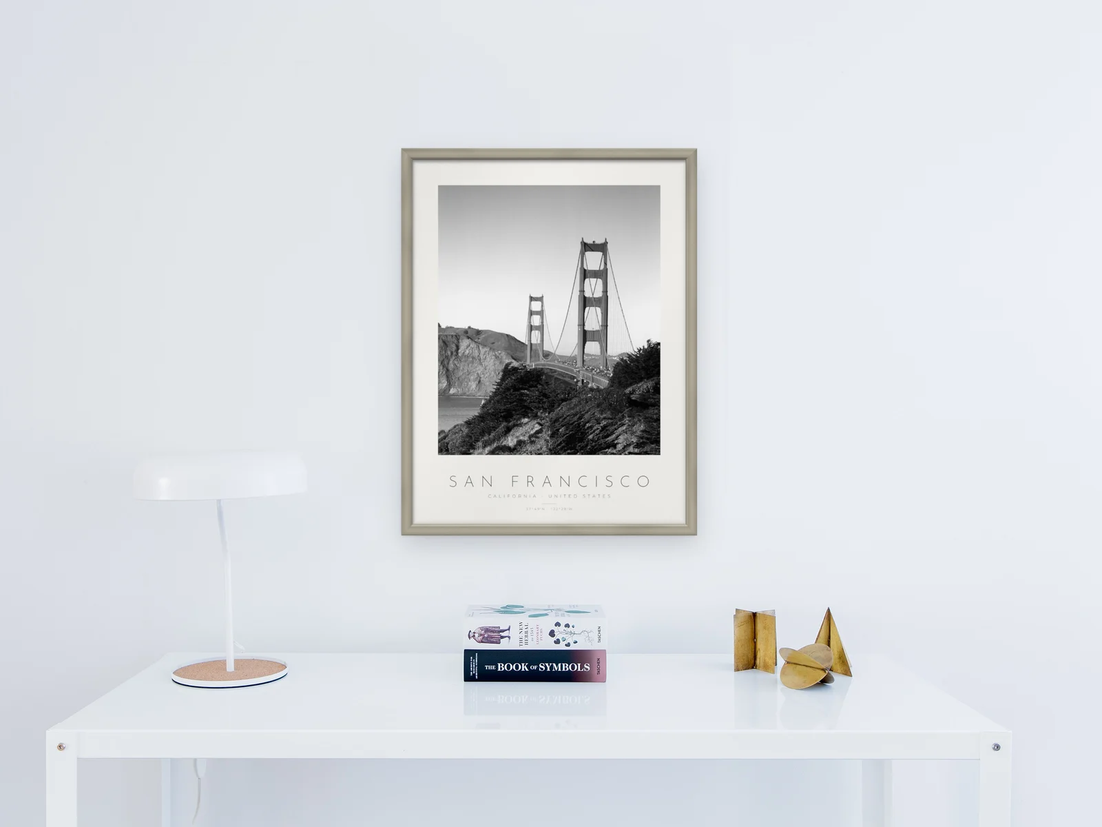 Poster São Francisco – Golden Gate com moldura prata vintage num escritório, por cima de uma secretária branca