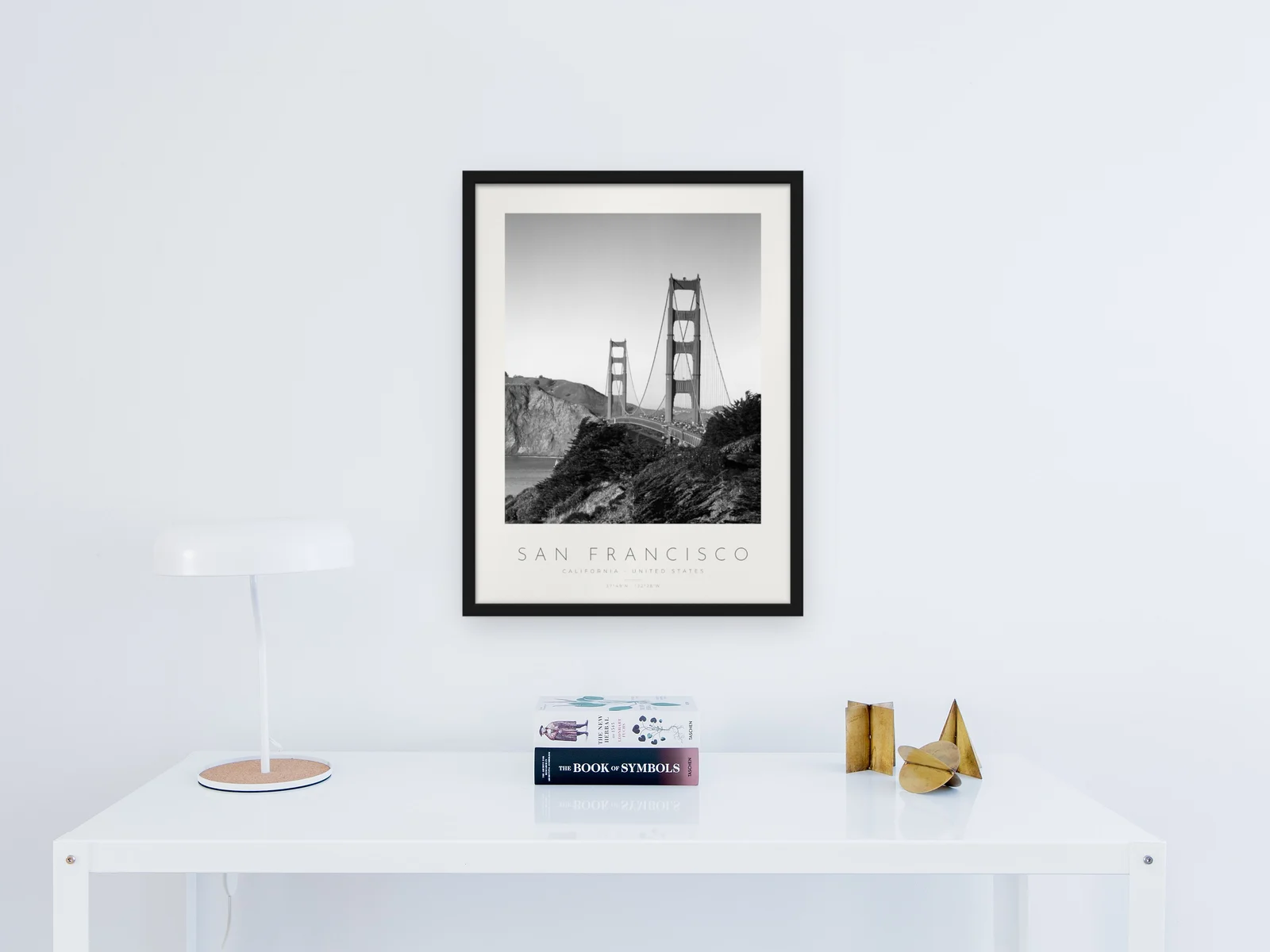Poster São Francisco – Golden Gate com moldura preta mate num escritório, por cima de uma secretária branca