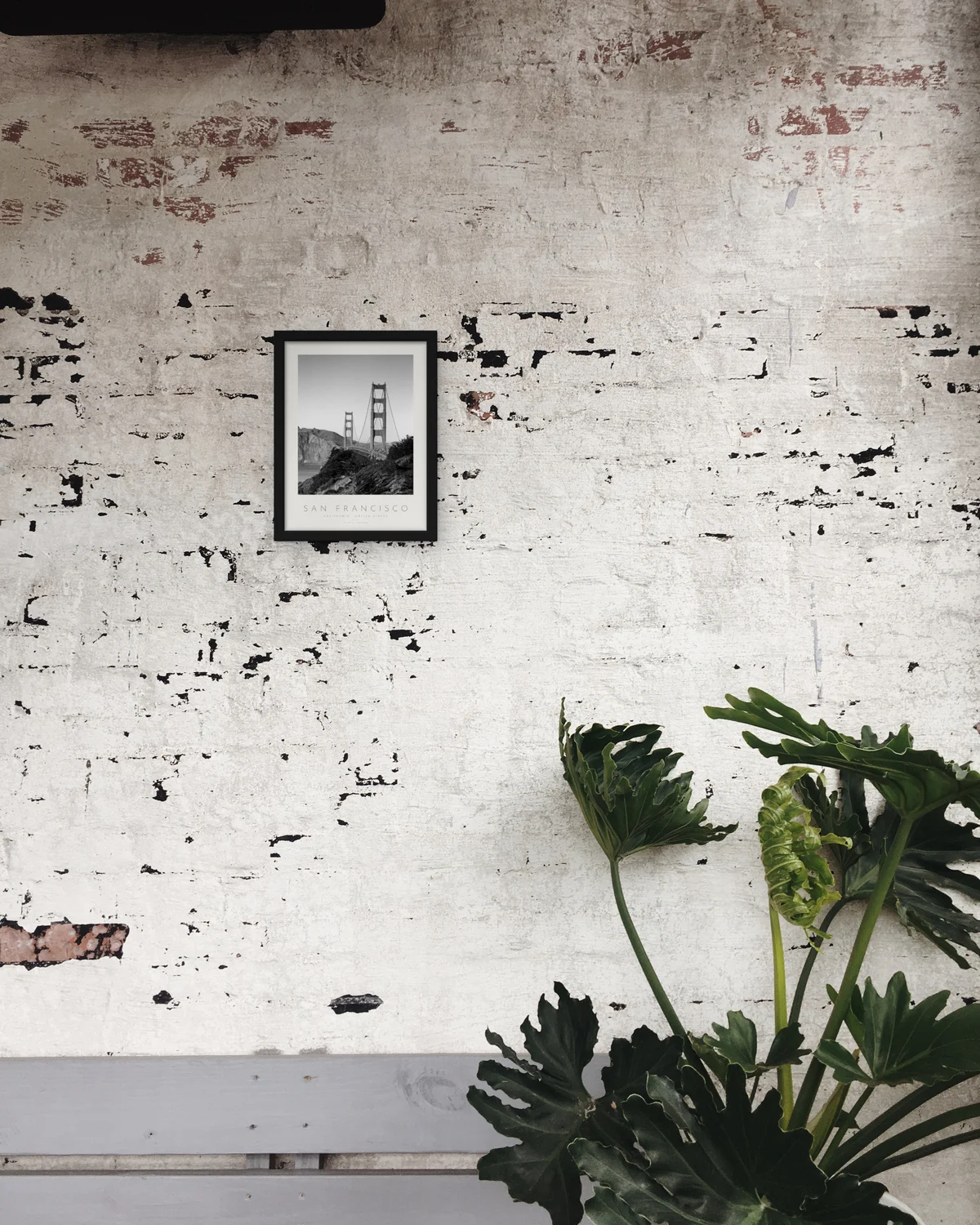 Poster São Francisco – Golden Gate com moldura preta mate num loft com parede de tijolo pintado de branco