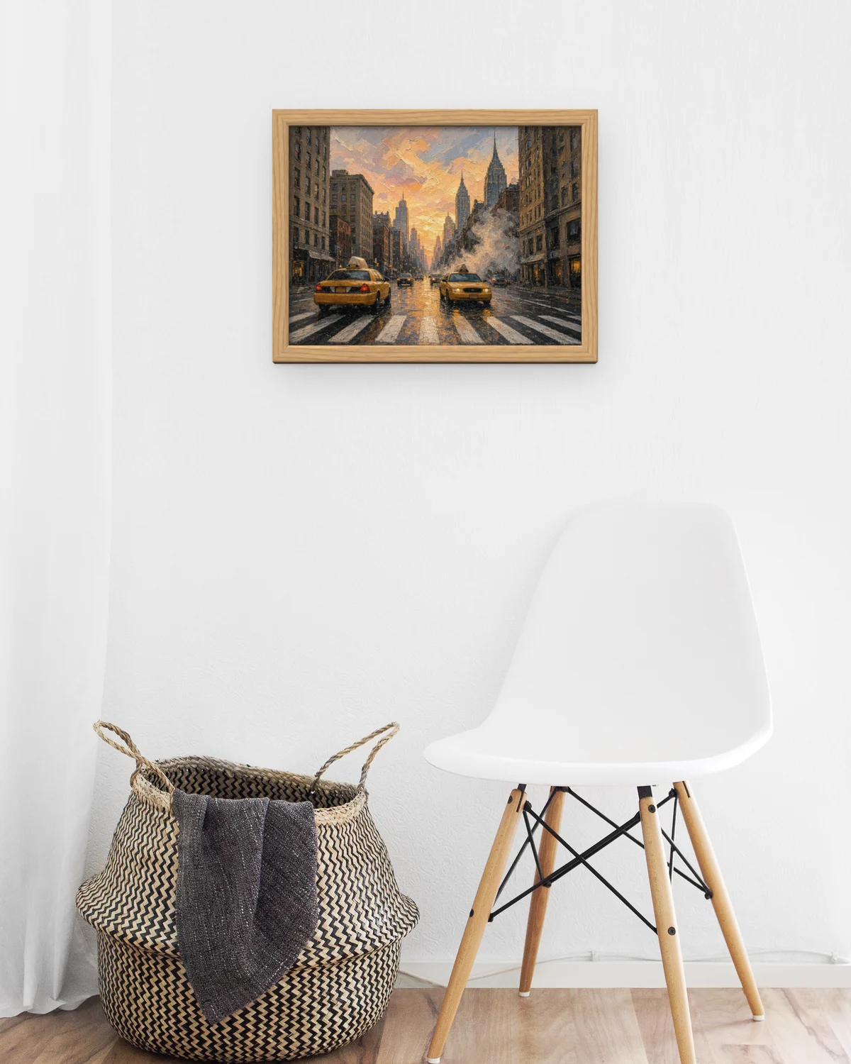 Quadro Táxis e Empire State com moldura de carvalho numa entrada, junto a uma cadeira de verga