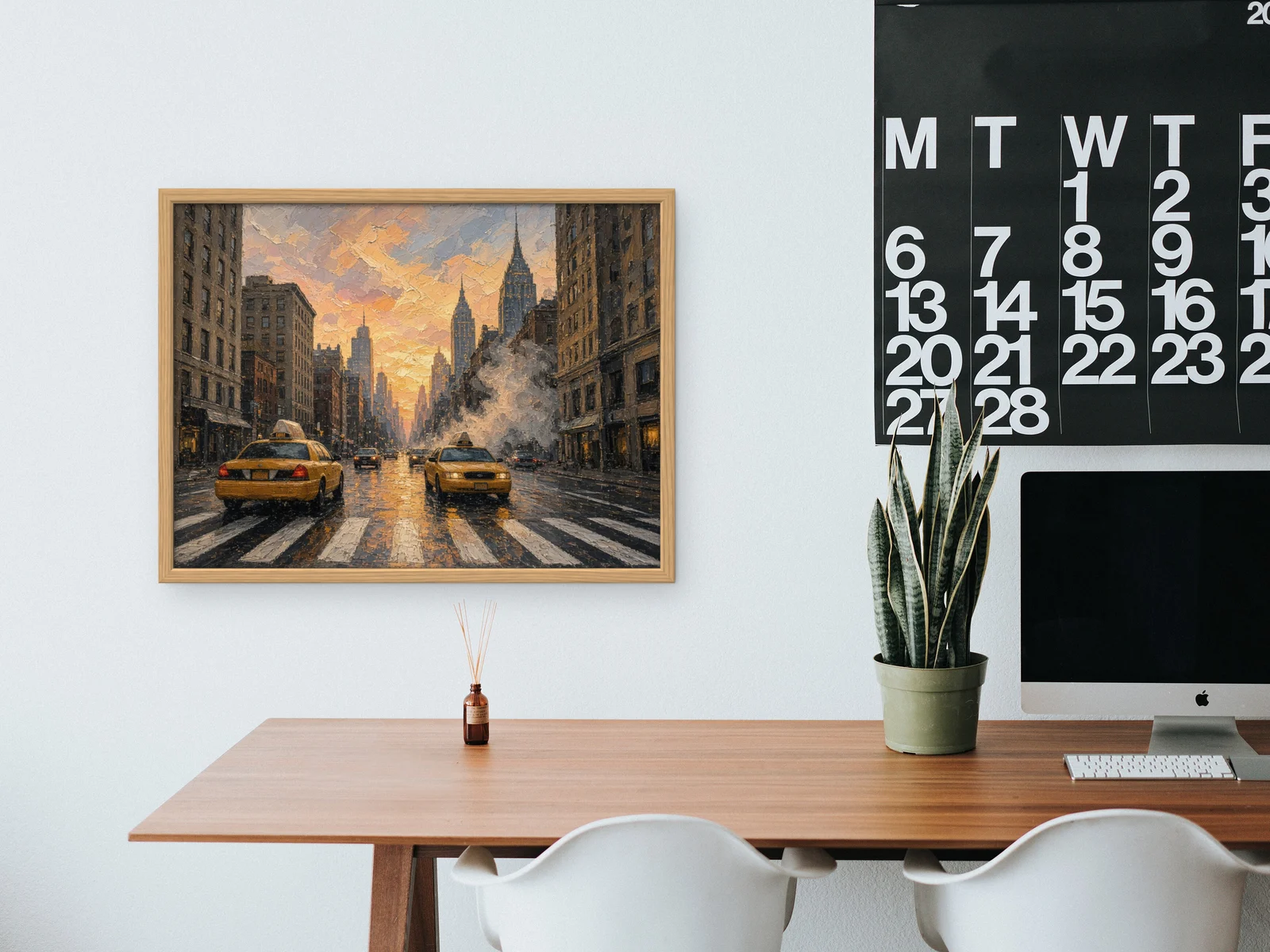 Quadro Táxis e Empire State com moldura de carvalho num escritório com mesa de madeira